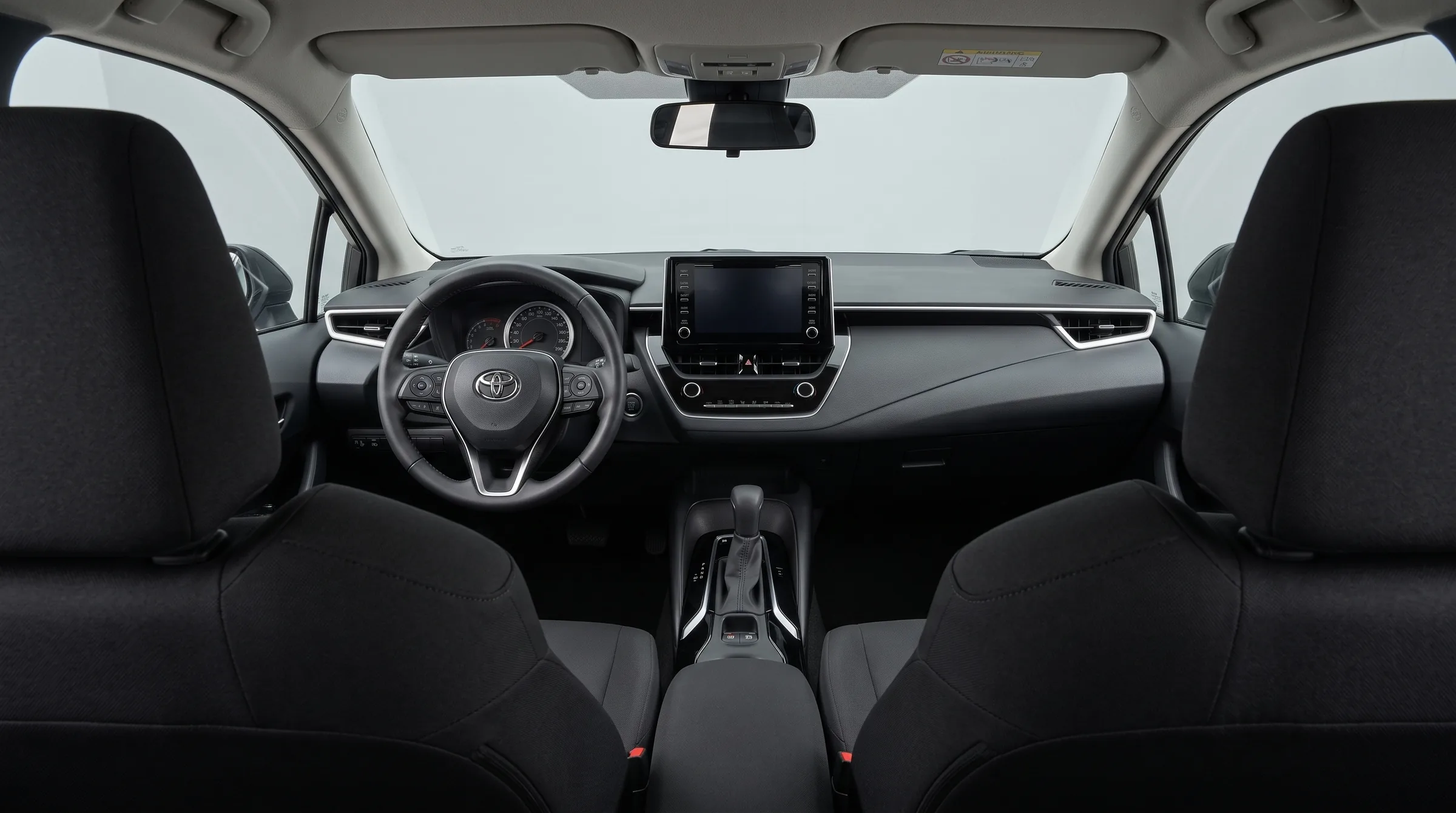 Салон Toyota Corolla: руль, приборы, экран над центральной консолью, чёрные тканевые сиденья, визуализация